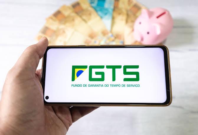 O governo federal liberou o saque do FGTS para trabalhadores demitidos que aderiram ao saque-aniversário. Saiba quem tem direito, os prazos e como acessar o benefício.
